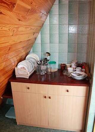 Гостиница Tenistyy Dvorik at Fruktovaya Street Малореченское Трехместный номер эконом-класса с общей ванной комнатой-10